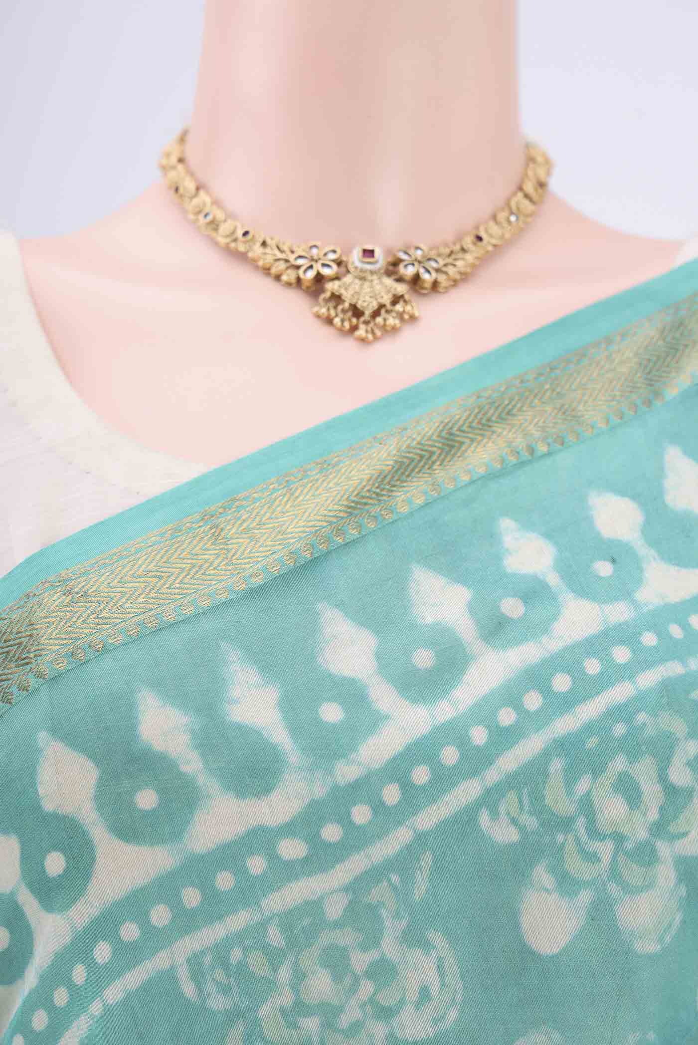 Border image of Light Green Maheshwari Silk Cotton Saree with Batik Print on the body and Zari Border. 