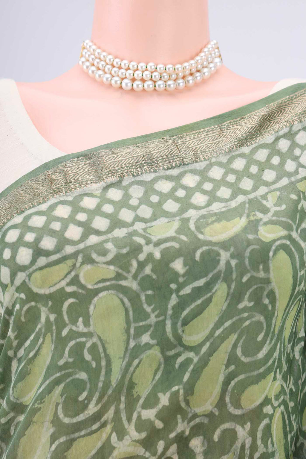 Border image of Olive Green Maheshwari Silk Cotton Saree with Batik Print on the body and Zari Border. 