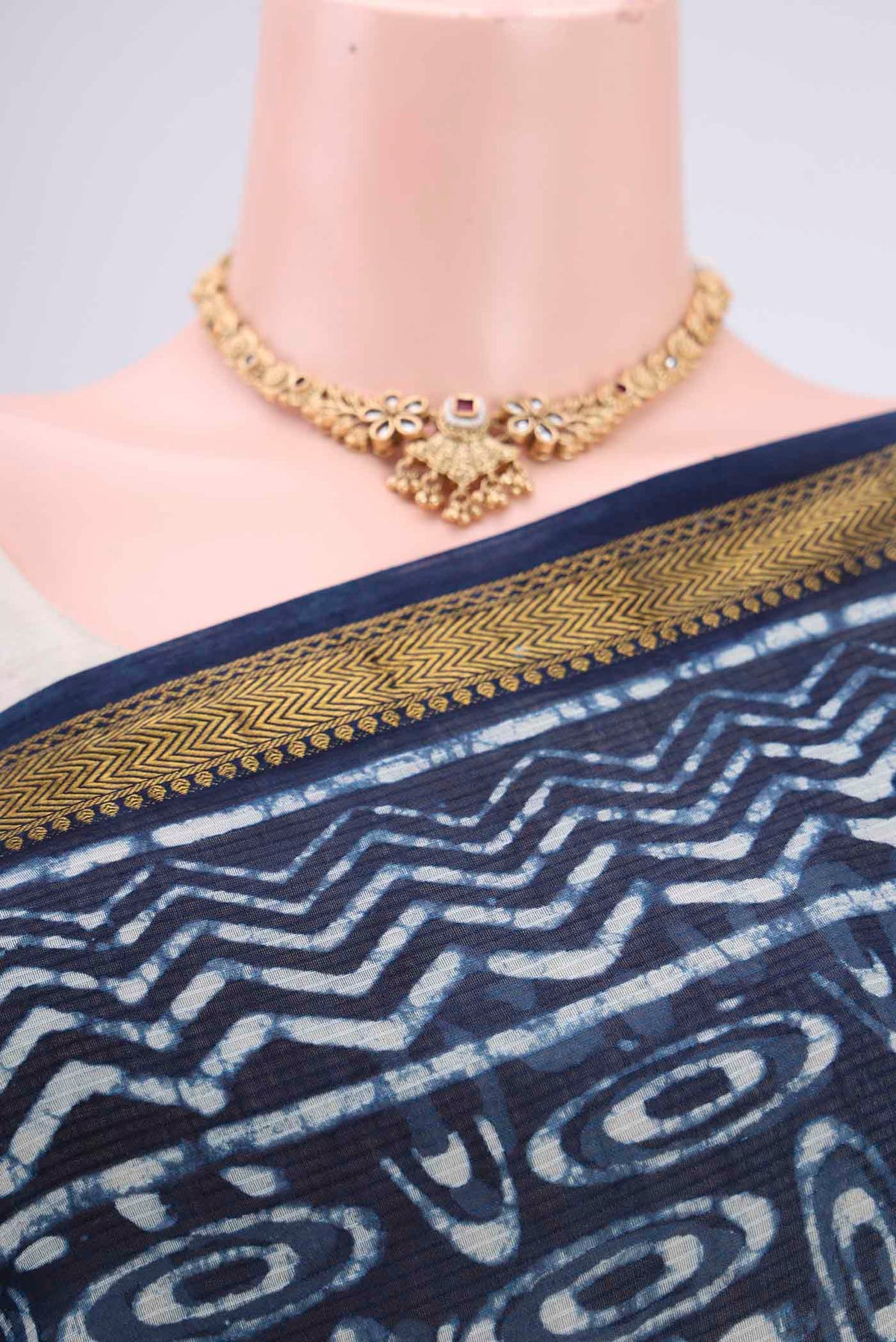 Border image of Indigo Maheshwari Silk Cotton Saree with Batik Print on the body and Zari Border. 