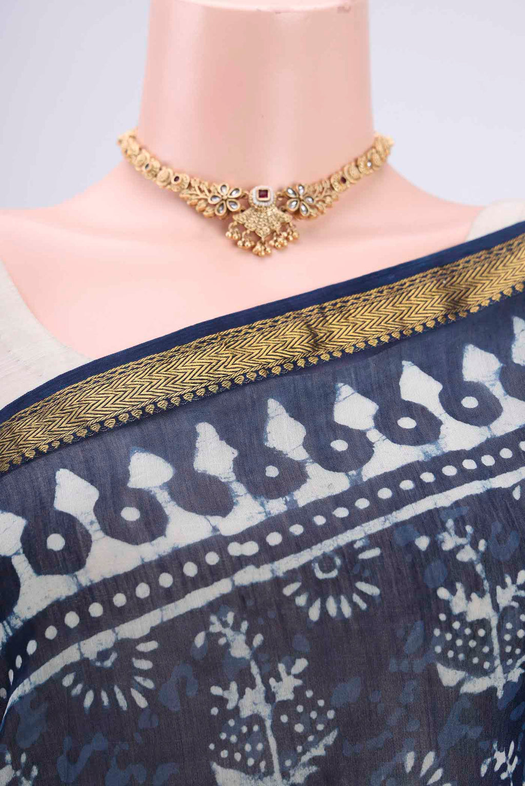 Border image of Indigo Maheshwari Silk Cotton Saree with Batik Print on the body and Zari Border. 