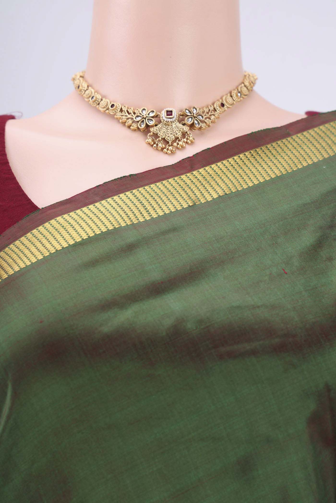 Border image of Bottle Green Kanchipuram Silk Saree with Plain Body and Zari Border. 