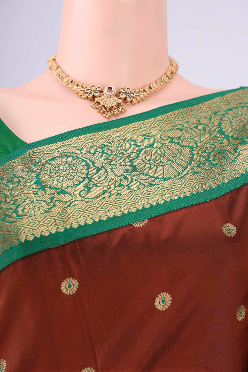 Border image of Brown Blended Bangalore Silk Saree with Zari And Thread Butta on the body and Zari Border. 