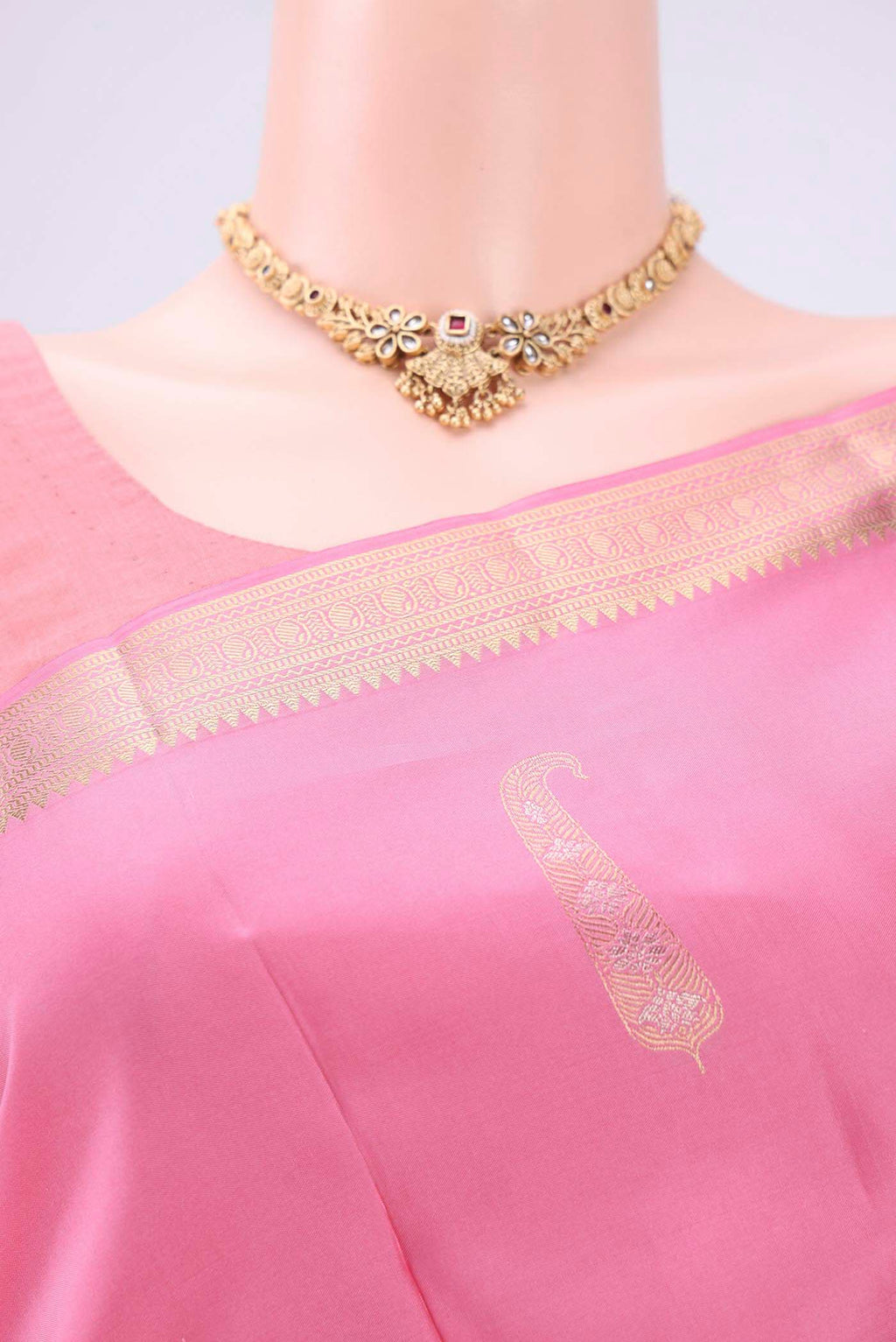 Border image of Rose pink Dual Tone Soft Silk Saree with Zari Butta on the body and Zari Border. 
