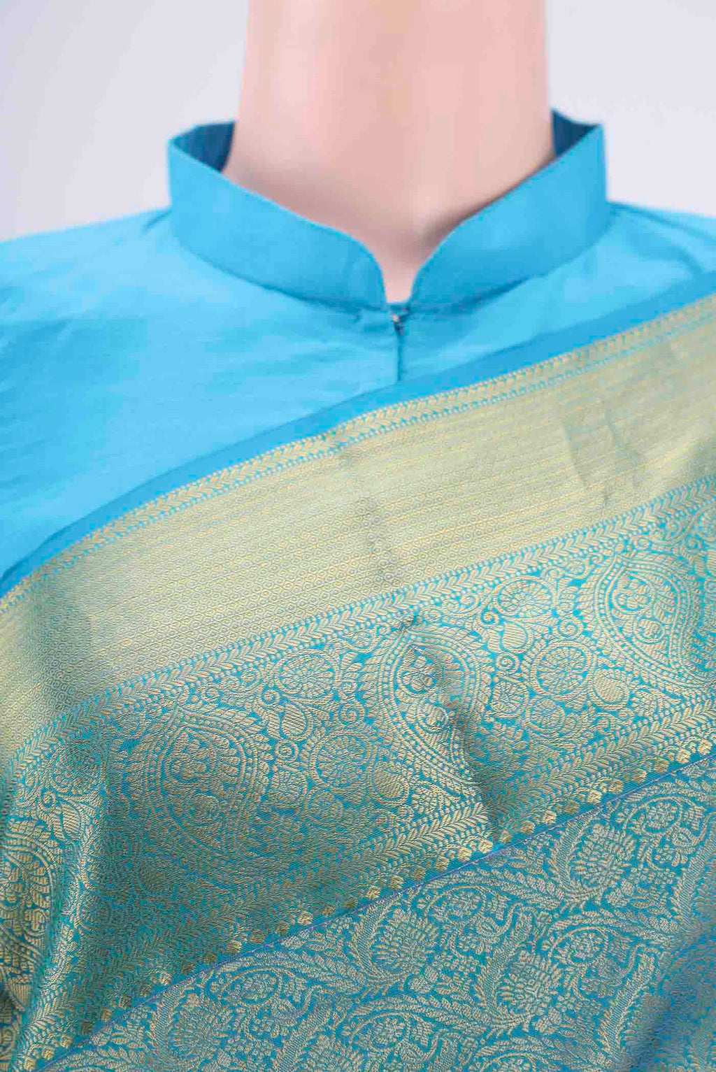Border image of Blue Dual Tone Bangalore Silk Saree with Zari Brocade on the body and Zari Border. 