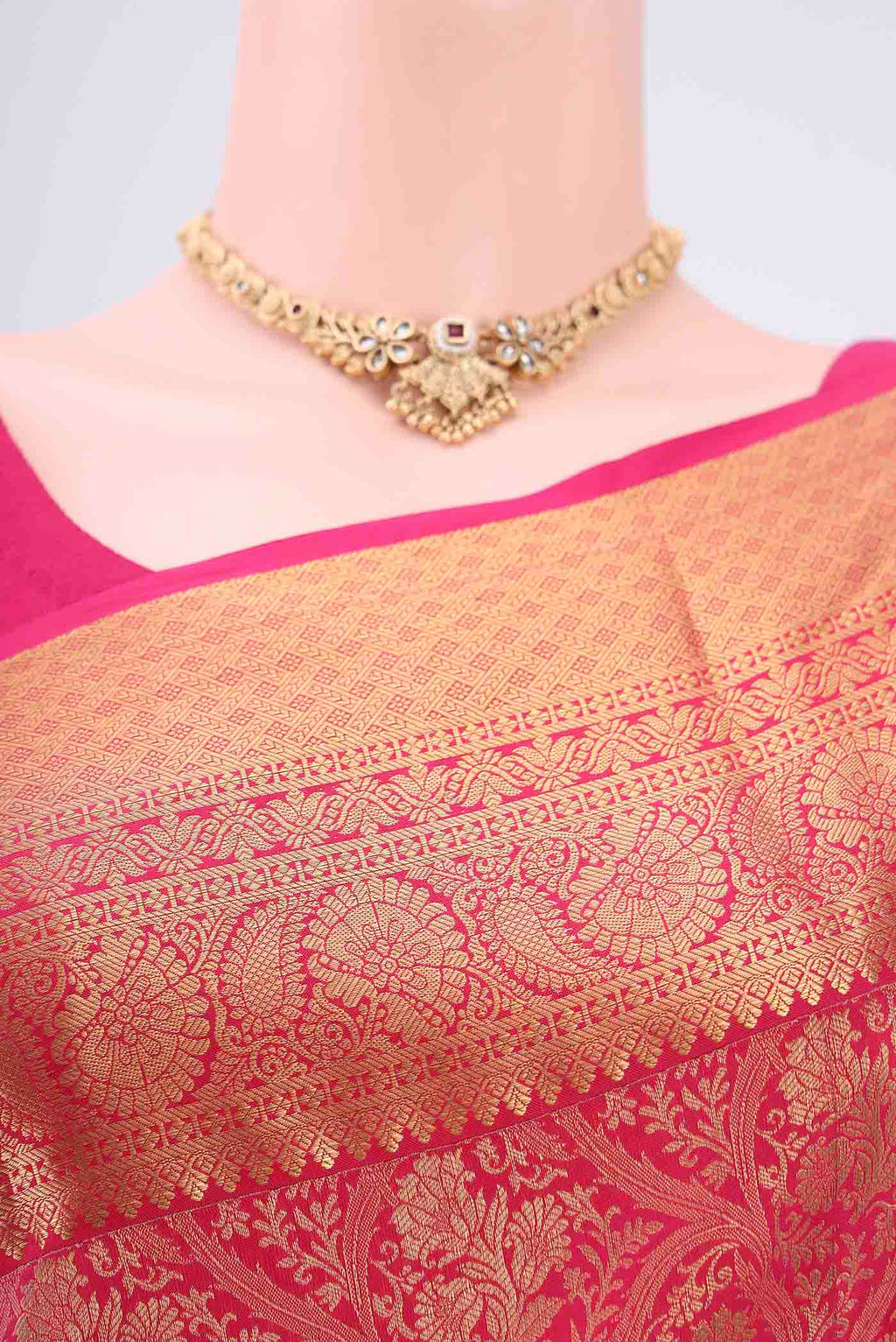 Border image of Rani Pink Dual Tone Bangalore Silk Saree with Zari Brocade on the body and Zari Border. 