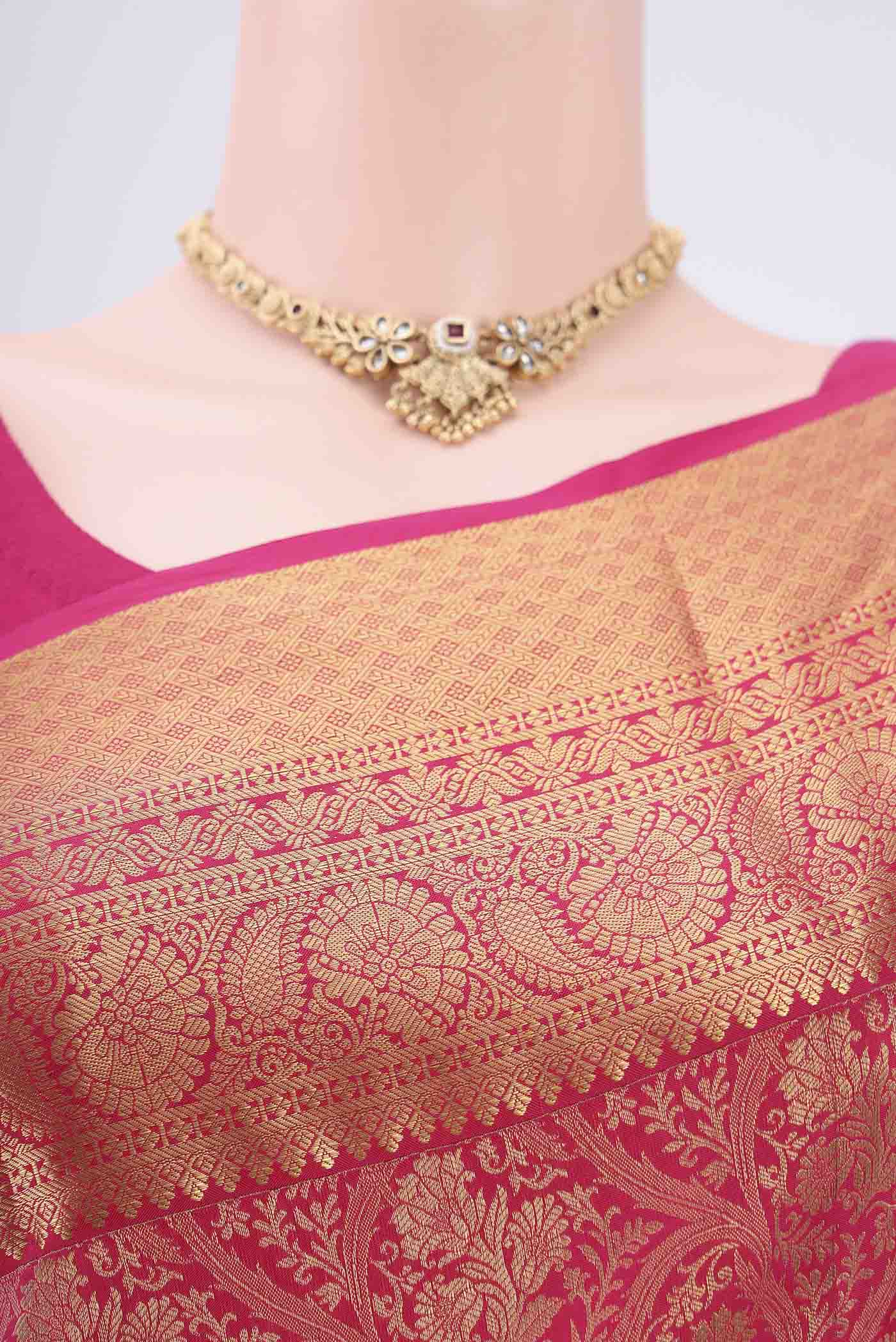 Border image of Rani Pink Dual Tone Bangalore Silk Saree with Zari Brocade on the body and Zari Border. 
