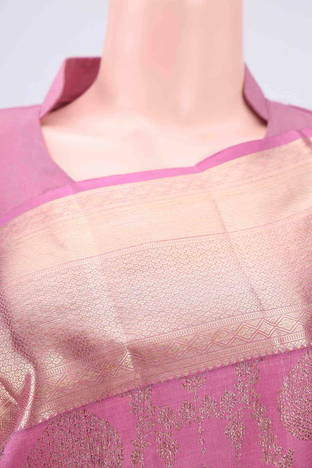 Border image of Rose pink Kanchipuram Silk Saree with Zari Butta on the body and Zari Border. 