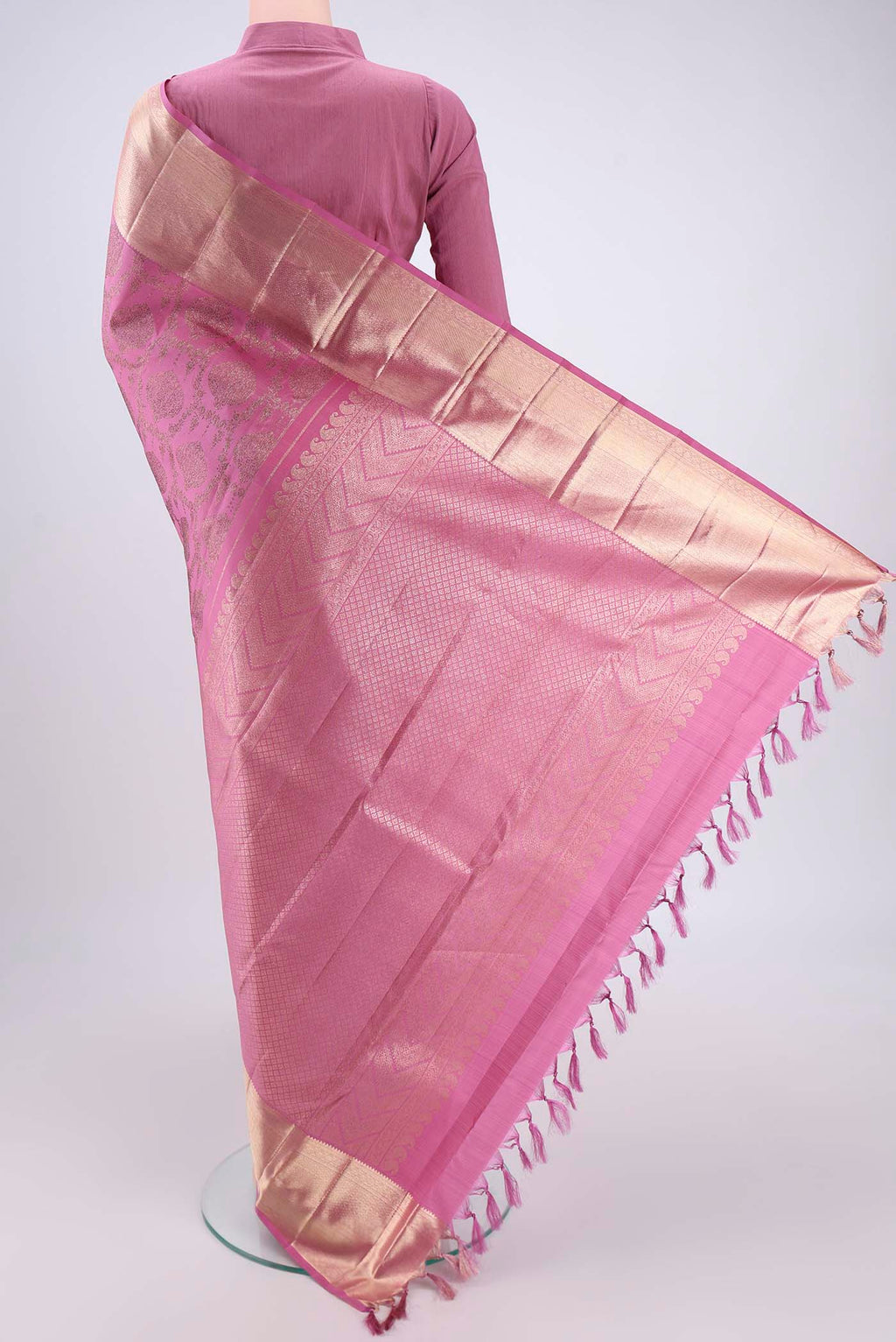 Flat view of Rose pink Kanchipuram Silk Saree with Zari Butta on the body and Zari Border. 