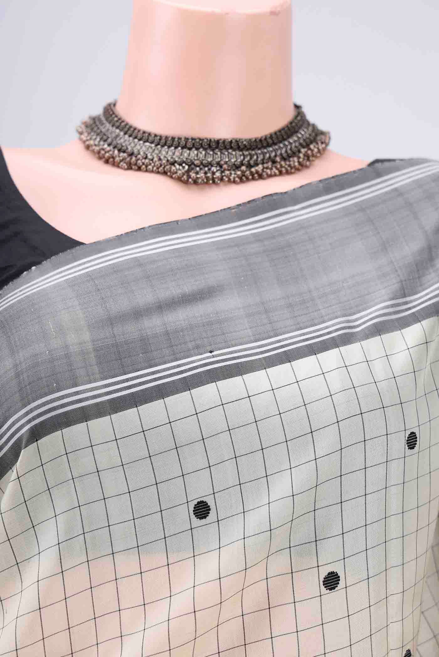 Border image of Off White Kanjivaram Saree with Checked design on the body and Plain Border. 