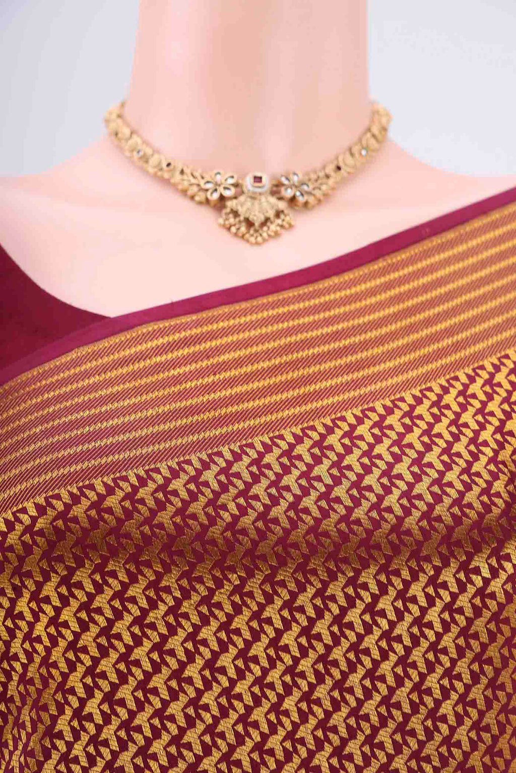 Border image of Magenta Banarasi Saree with Zari Brocade on the body and Thread Border. 