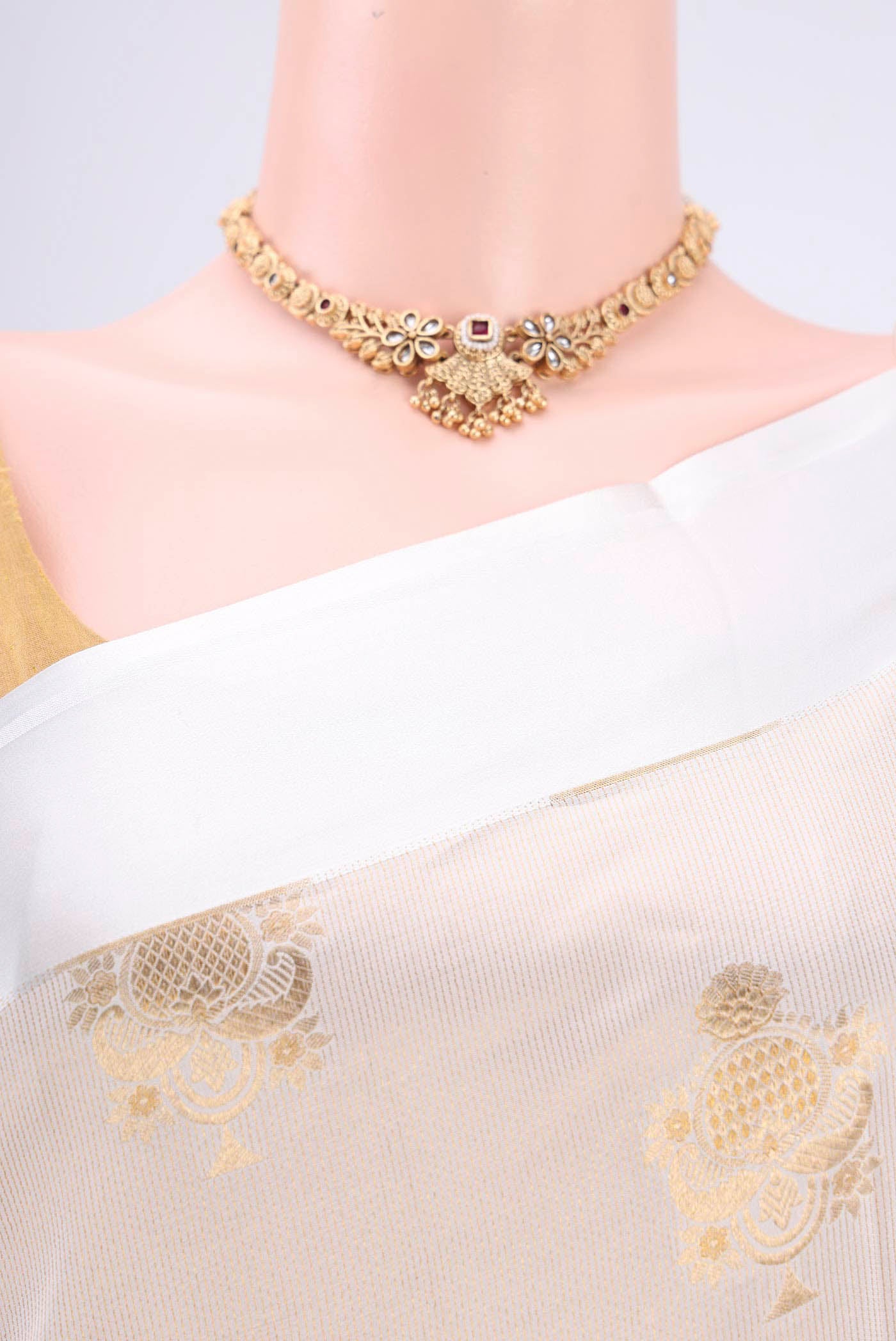 Border image of Off White Banarasi Saree with Zari Brocade on the body and Plain Border. 