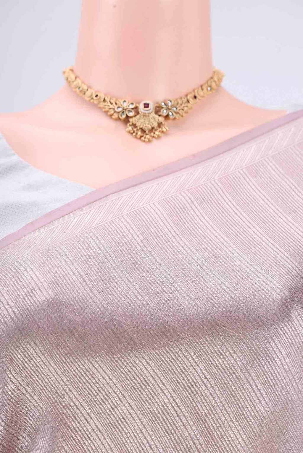 Border image of Mauve Banarasi Saree with Zari Brocade on the body and Thread Border. 