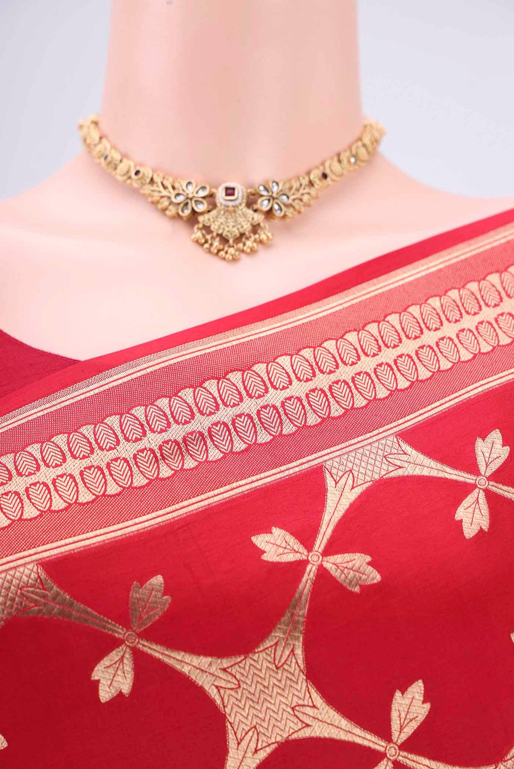 Border image of Red Banarasi Saree with Zari Brocade on the body and Thread Border. 