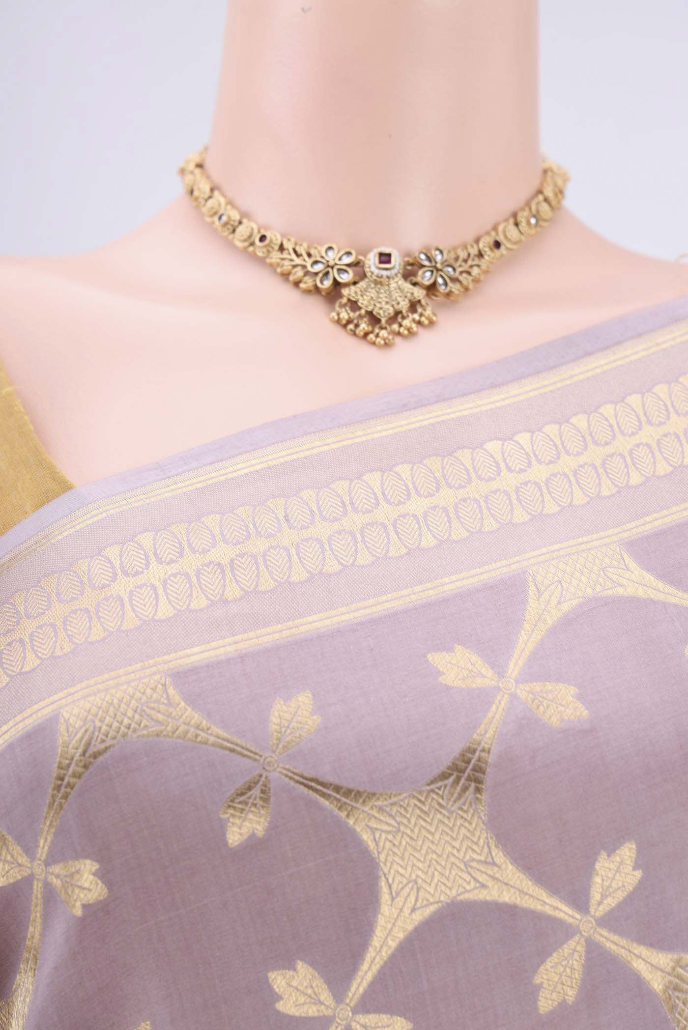 Border image of Mauve Banarasi Saree with Zari Brocade on the body and Thread Border. 
