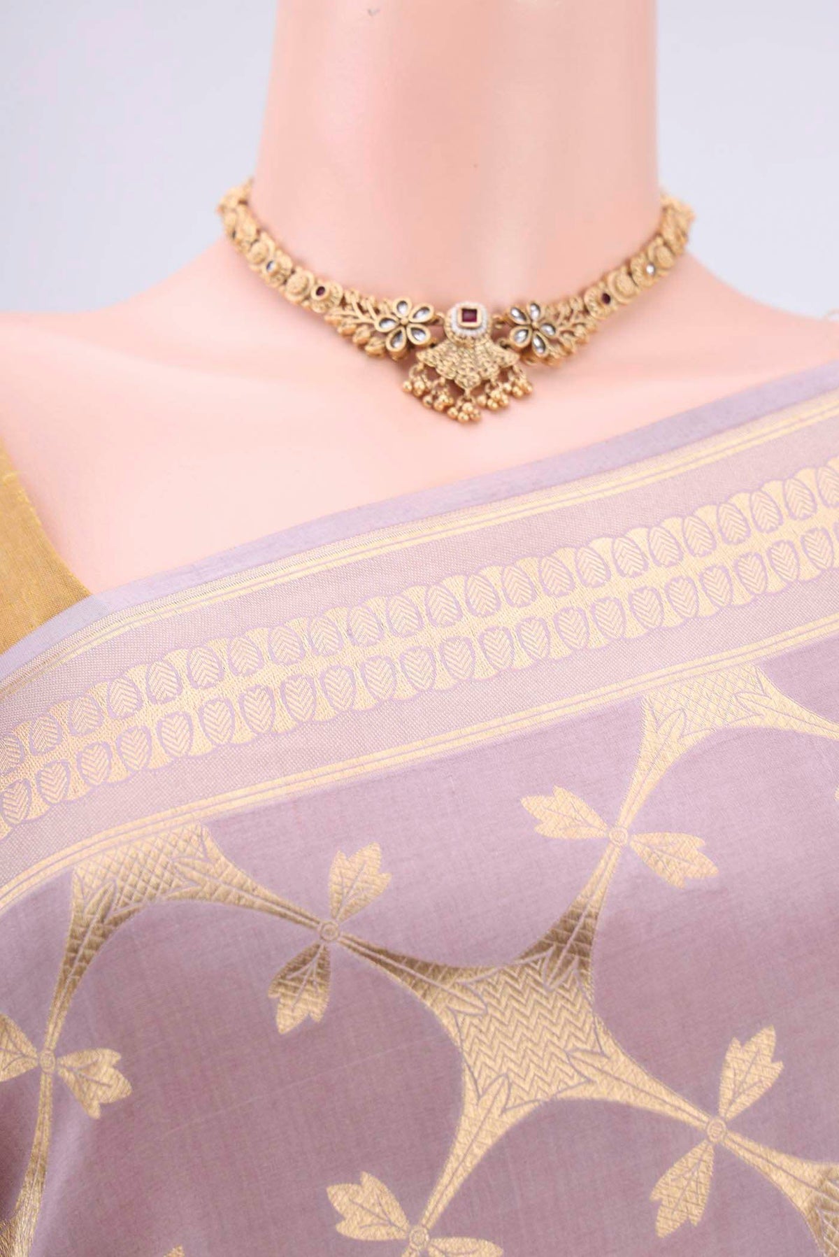 Border image of Mauve Banarasi Saree with Zari Brocade on the body and Thread Border. 