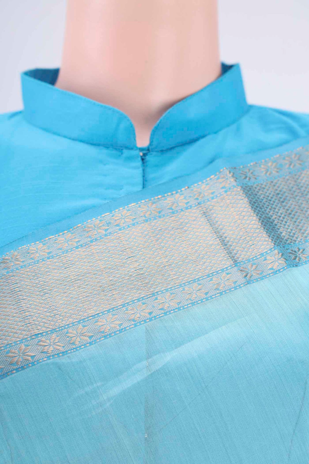 Border image of Sky Blue Maheshwari Silk Cotton Saree with Zari And Thread Butta on the body and Zari Border. 