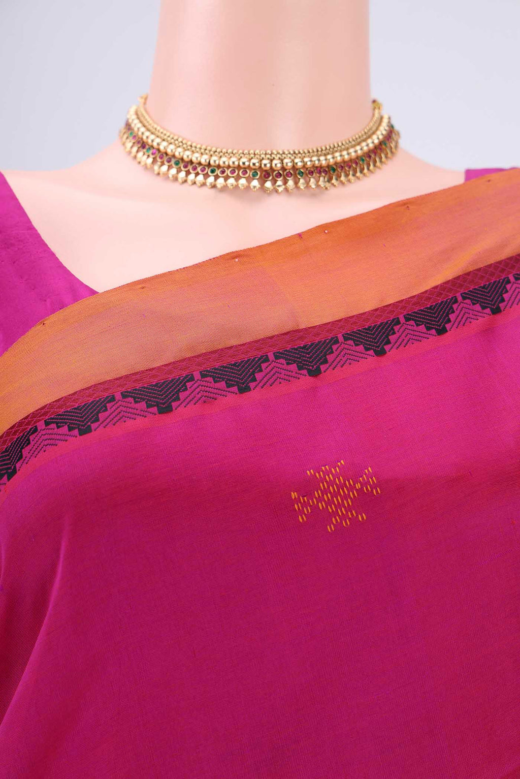 Border image of Pink Silk Cotton Saree with Checked design on the body and Plain Border. 