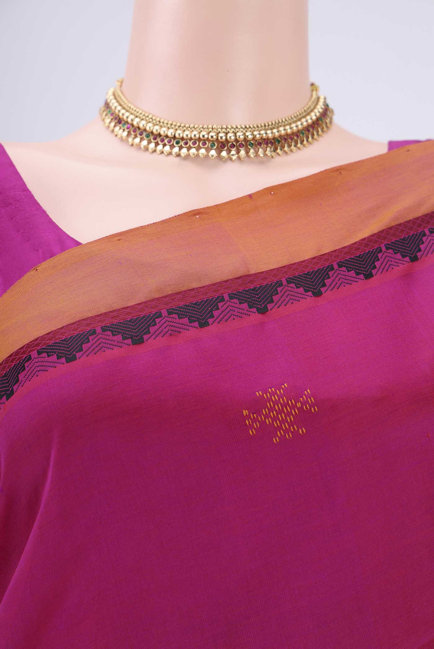 Border image of Pink Silk Cotton Saree with Checked design on the body and Plain Border. 