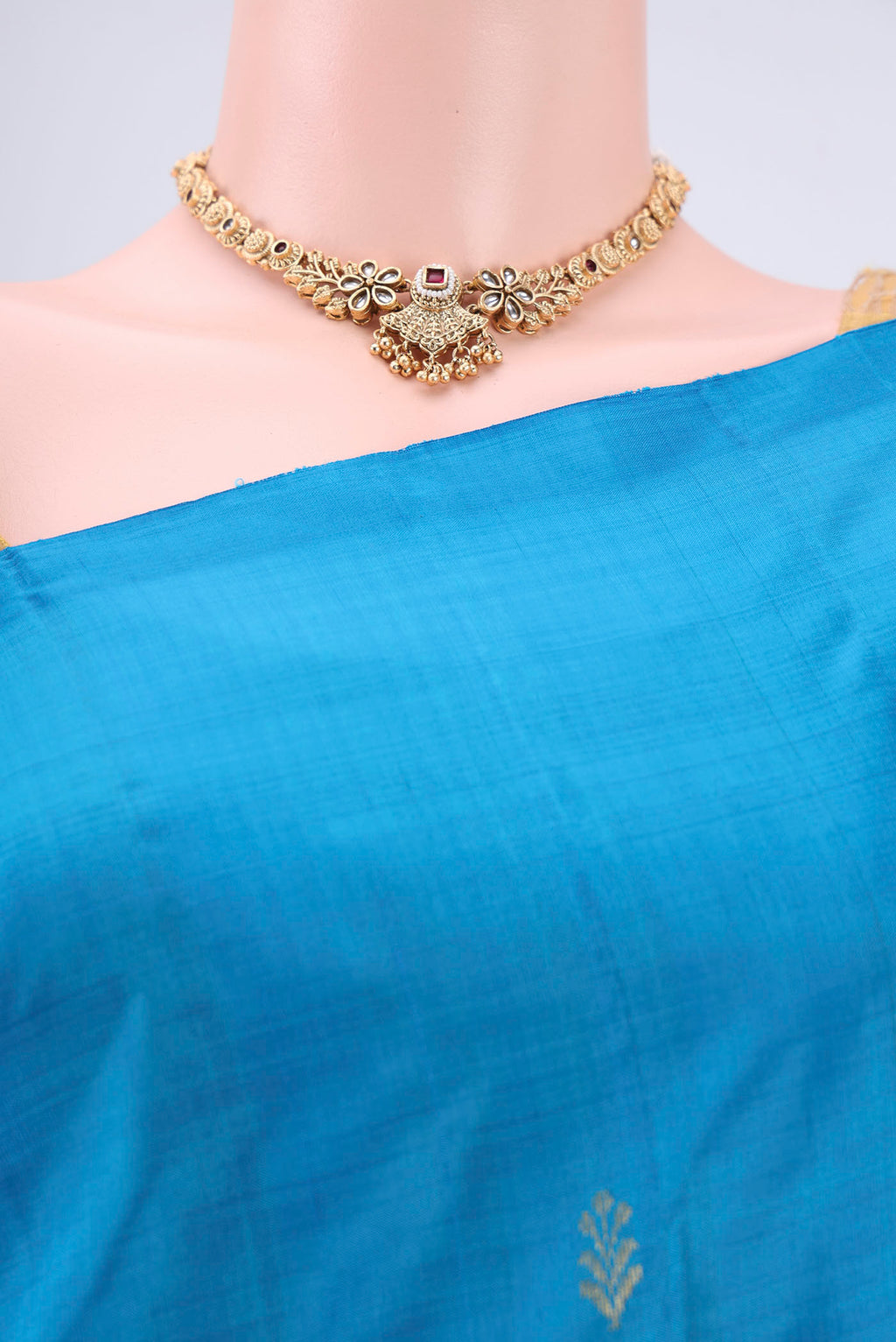 Border image of Blue Kanchipuram Silk Saree with Zari Butta on the body and One Side Border. 