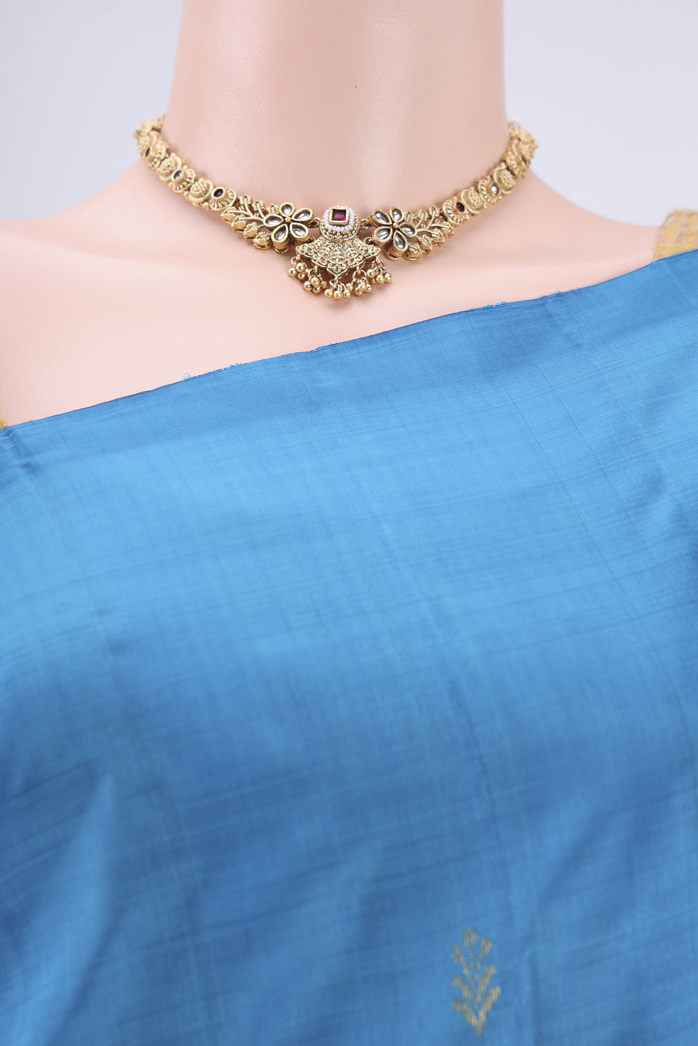 Border image of Blue Kanchipuram Silk Saree with Zari Butta on the body and One Side Border. 