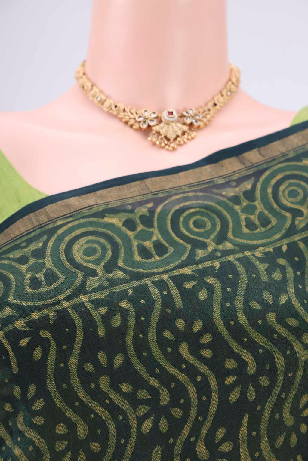 Border image of Bottle Green Maheshwari Silk Cotton Saree with Batik Print on the body and Zari Border. 