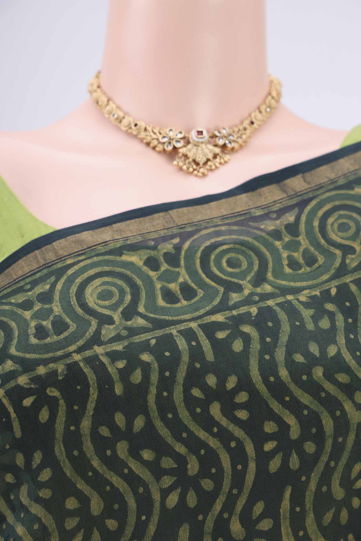 Border image of Bottle Green Maheshwari Silk Cotton Saree with Batik Print on the body and Zari Border. 