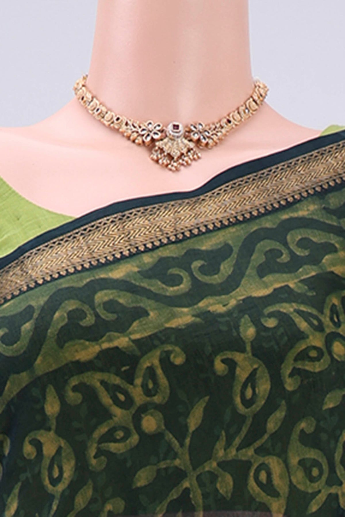 Border image of Bottle Green Maheshwari Silk Cotton Saree with Batik Print on the body and Zari Border. 