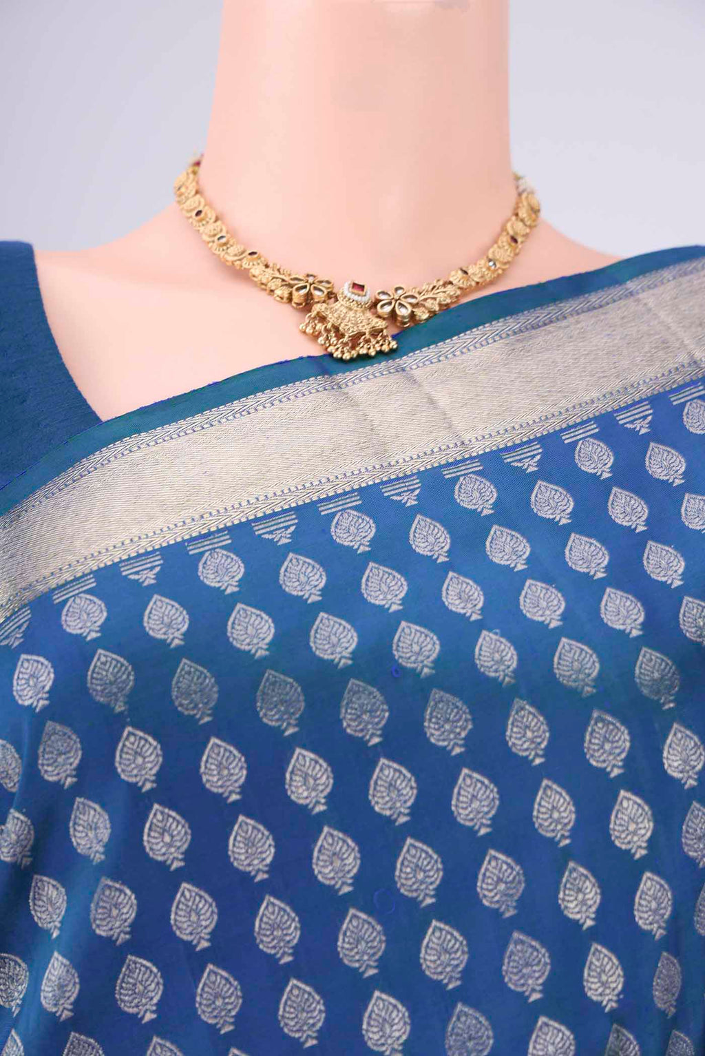 Border image of Blue Dual Tone Kanchipuram Silk Saree with Zari Butta on the body and Zari Border. 