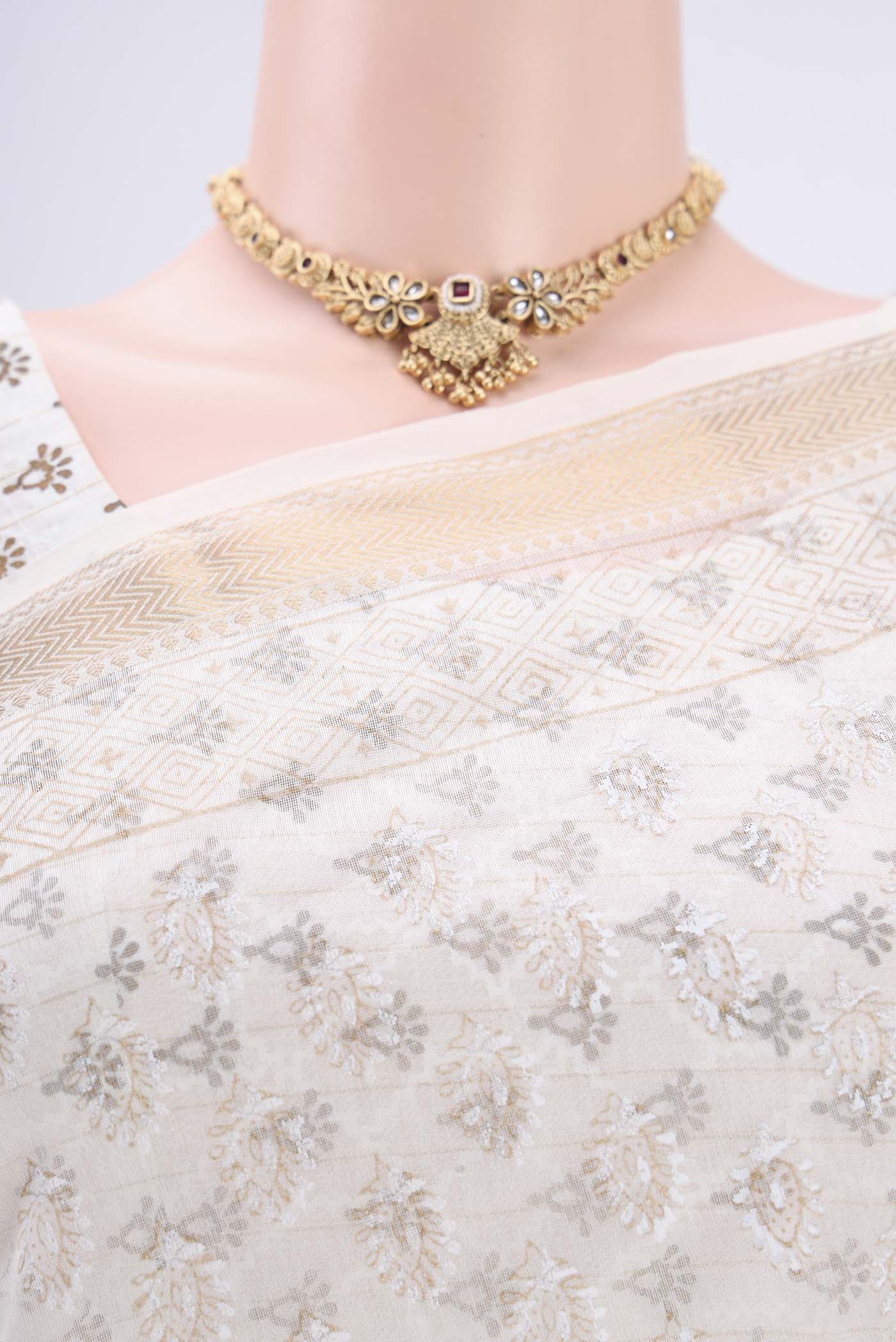 Border image of Off White Maheshwari Silk Cotton Saree with Batik Print on the body and Zari Border. 