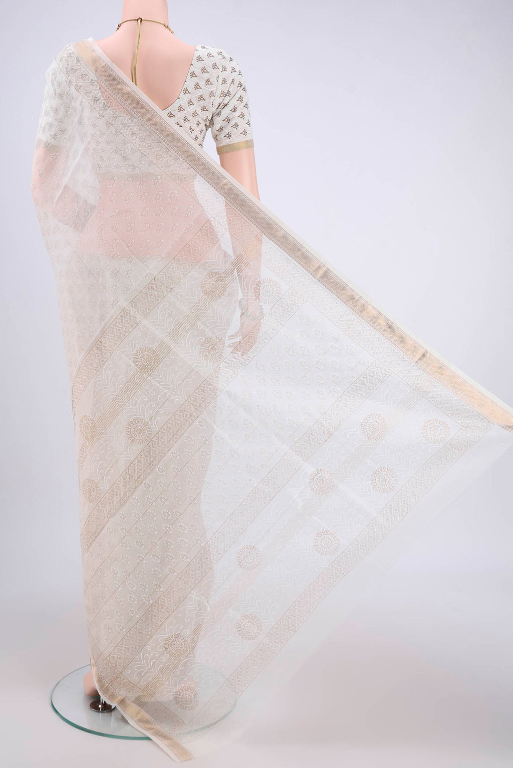 Flat view of Off White Maheshwari Silk Cotton Saree with Batik Print on the body and Zari Border. 