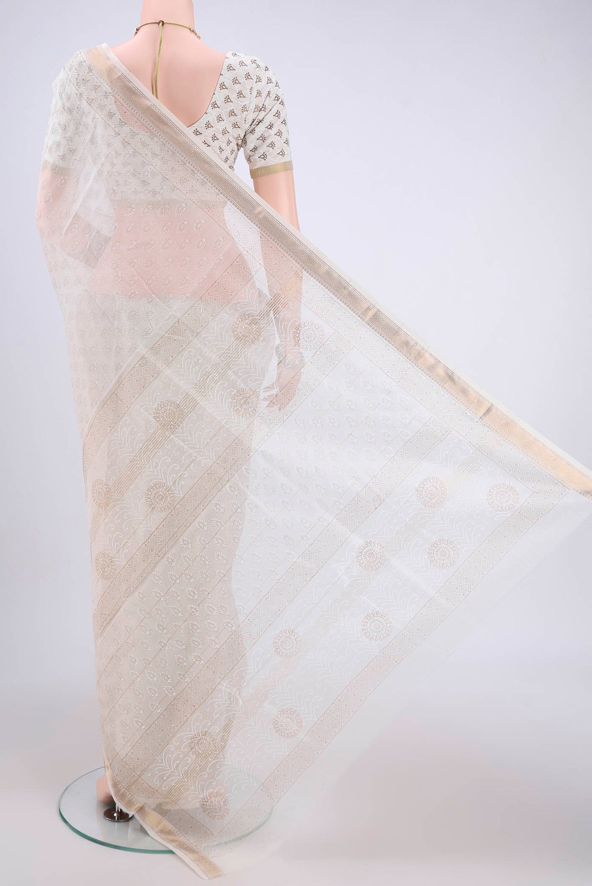 Flat view of Off White Maheshwari Silk Cotton Saree with Batik Print on the body and Zari Border. 