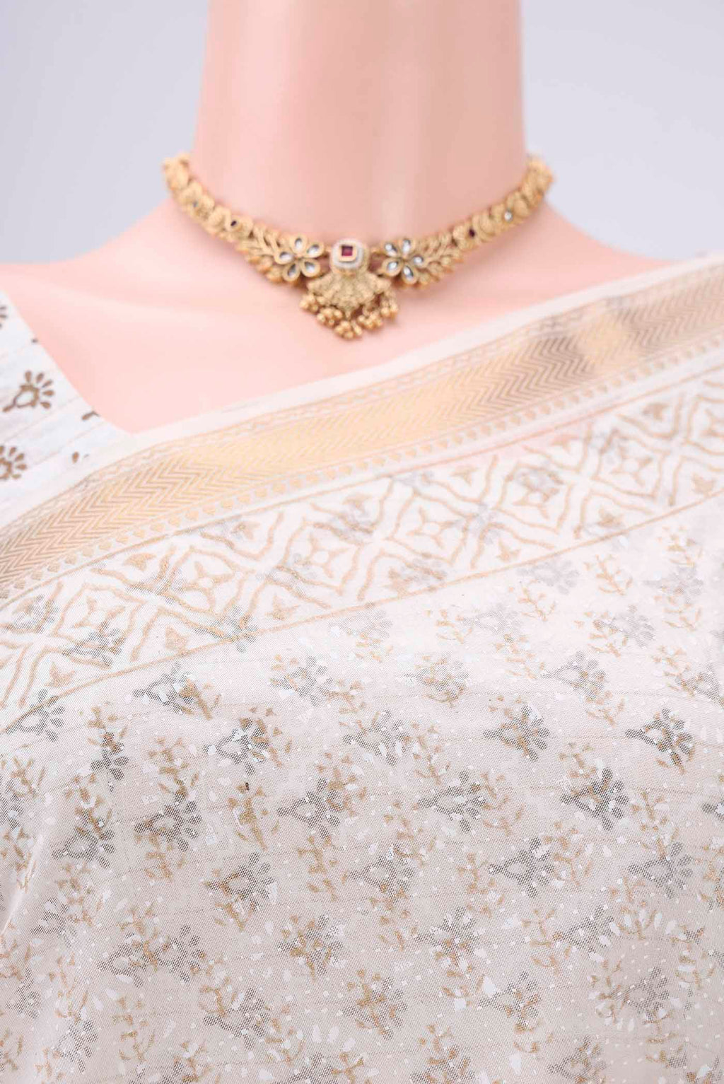Border image of Off White Maheshwari Silk Cotton Saree with Batik Print on the body and Zari Border. 