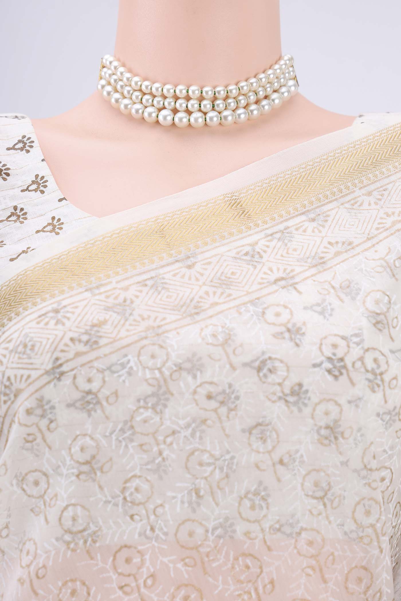 Border image of Off White Maheshwari Silk Cotton Saree with Batik Print on the body and Zari Border. 