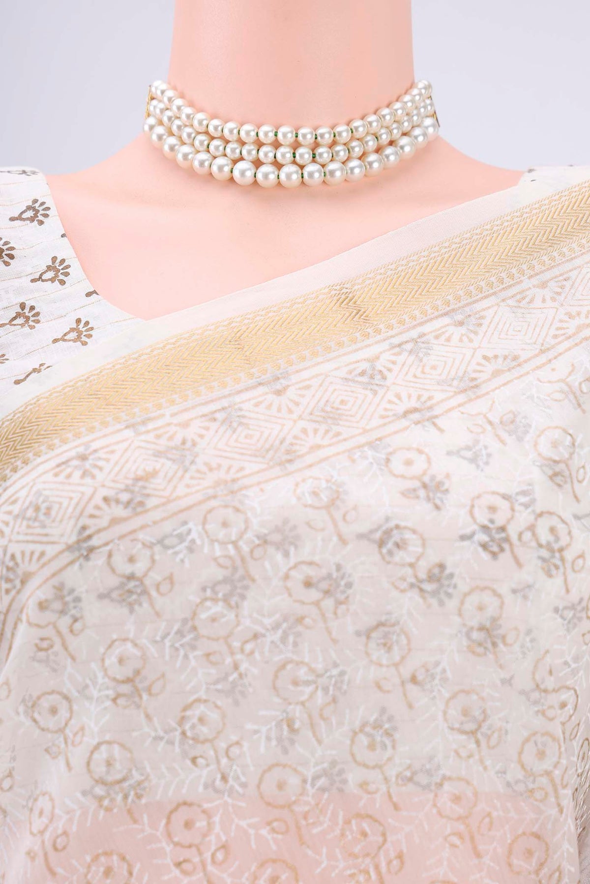 Border image of Off White Maheshwari Silk Cotton Saree with Batik Print on the body and Zari Border. 