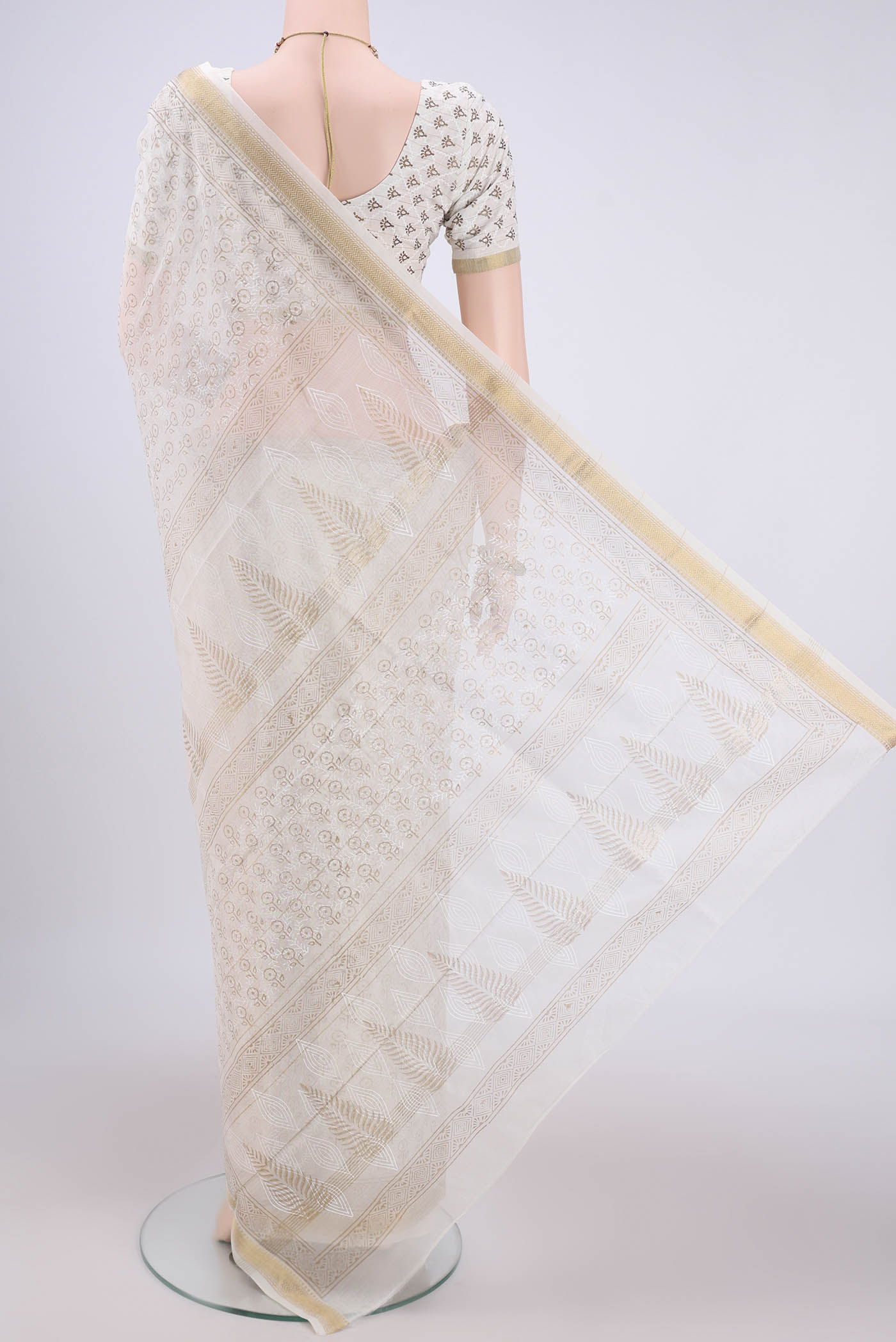 Flat view of Off White Maheshwari Silk Cotton Saree with Batik Print on the body and Zari Border. 