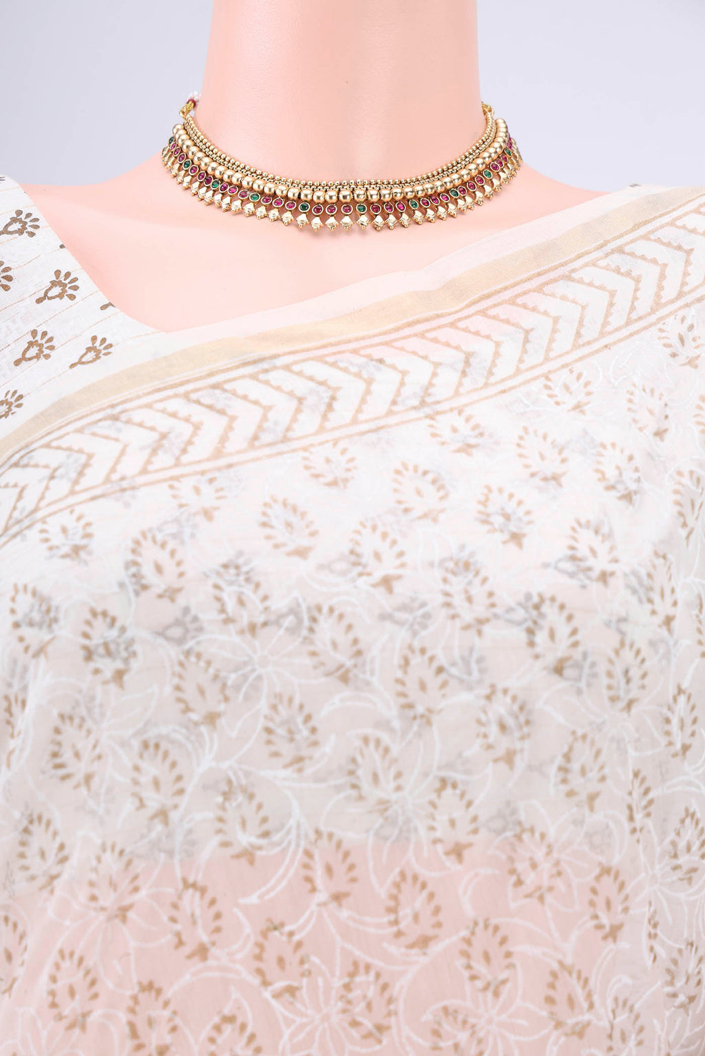Border image of Off White Maheshwari Silk Cotton Saree with Printed design on the body and Thin Zari Line. 