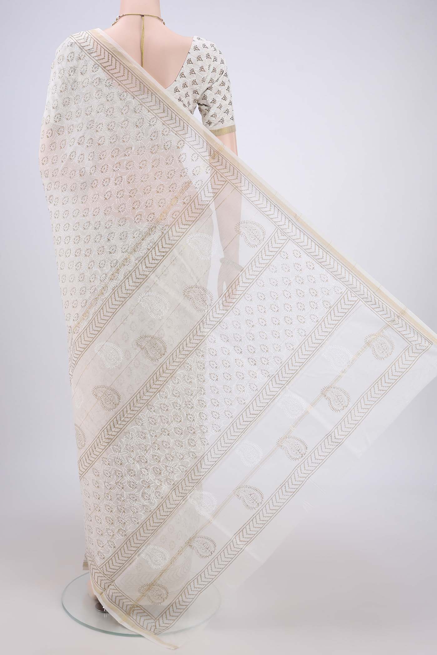 Flat view of Off White Maheshwari Silk Cotton Saree with Printed design on the body and Thin Zari Line. 