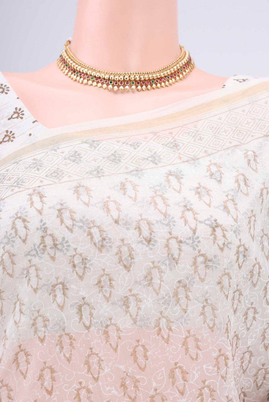 Border image of Off White Maheshwari Silk Cotton Saree with Printed design on the body and Thin Zari Line. 