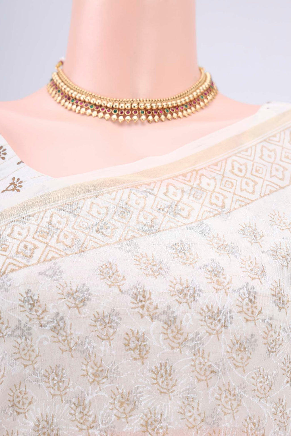 Border image of Off White Maheshwari Silk Cotton Saree with Printed design on the body and Thin Zari Line. 