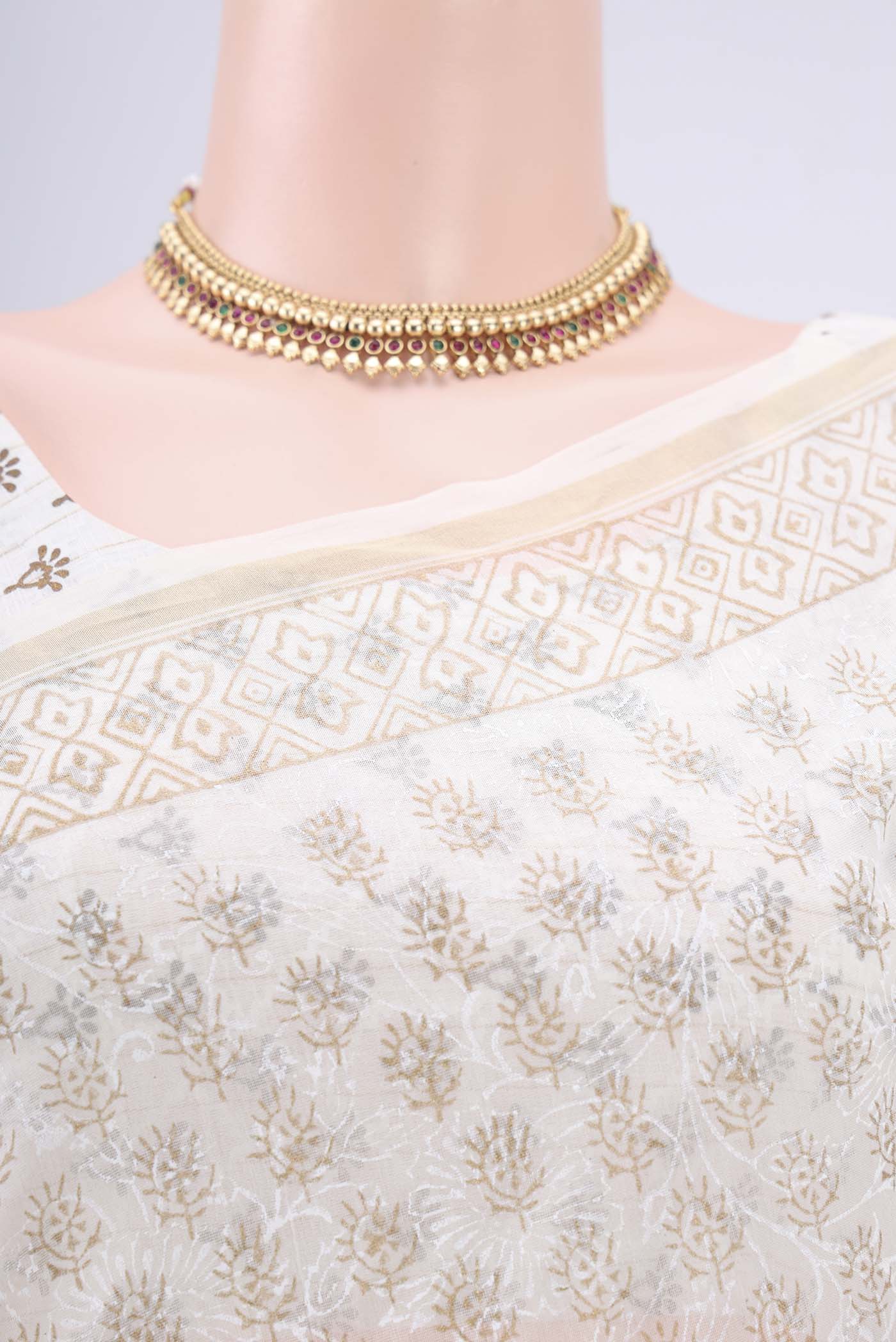 Border image of Off White Maheshwari Silk Cotton Saree with Printed design on the body and Thin Zari Line. 
