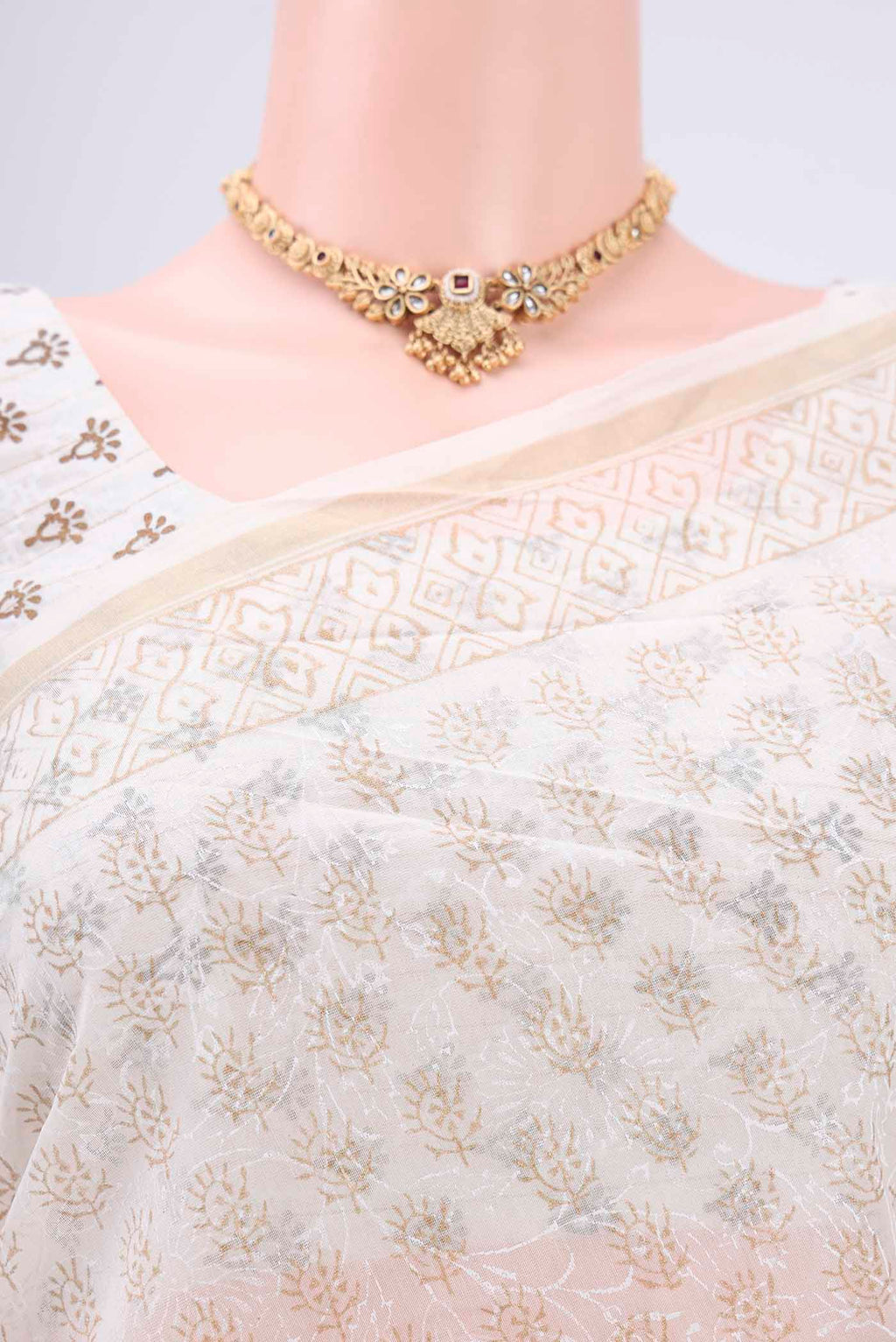 Border image of Off White Maheshwari Silk Cotton Saree with Batik Print on the body and Zari Border. 