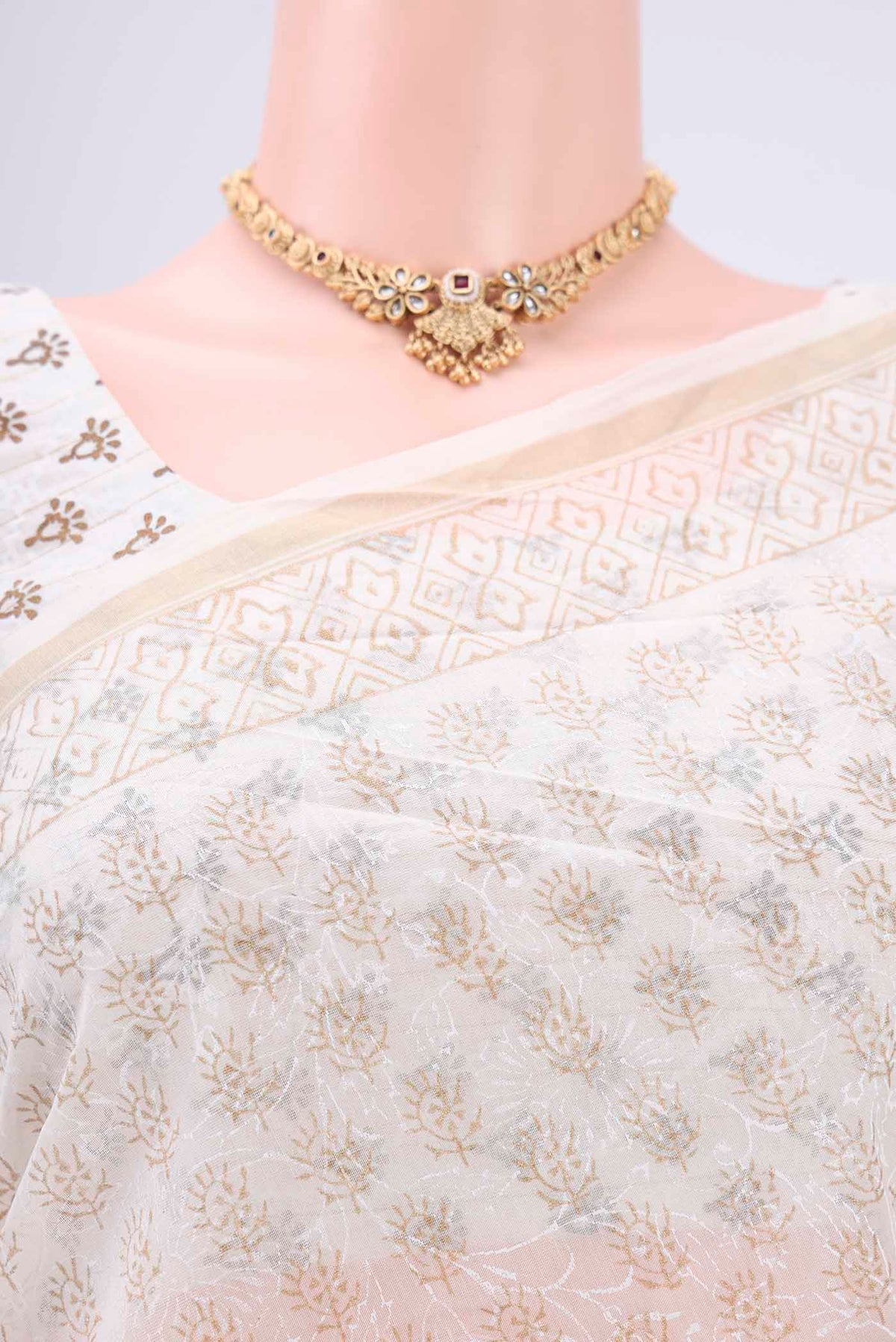 Border image of Off White Maheshwari Silk Cotton Saree with Batik Print on the body and Zari Border. 