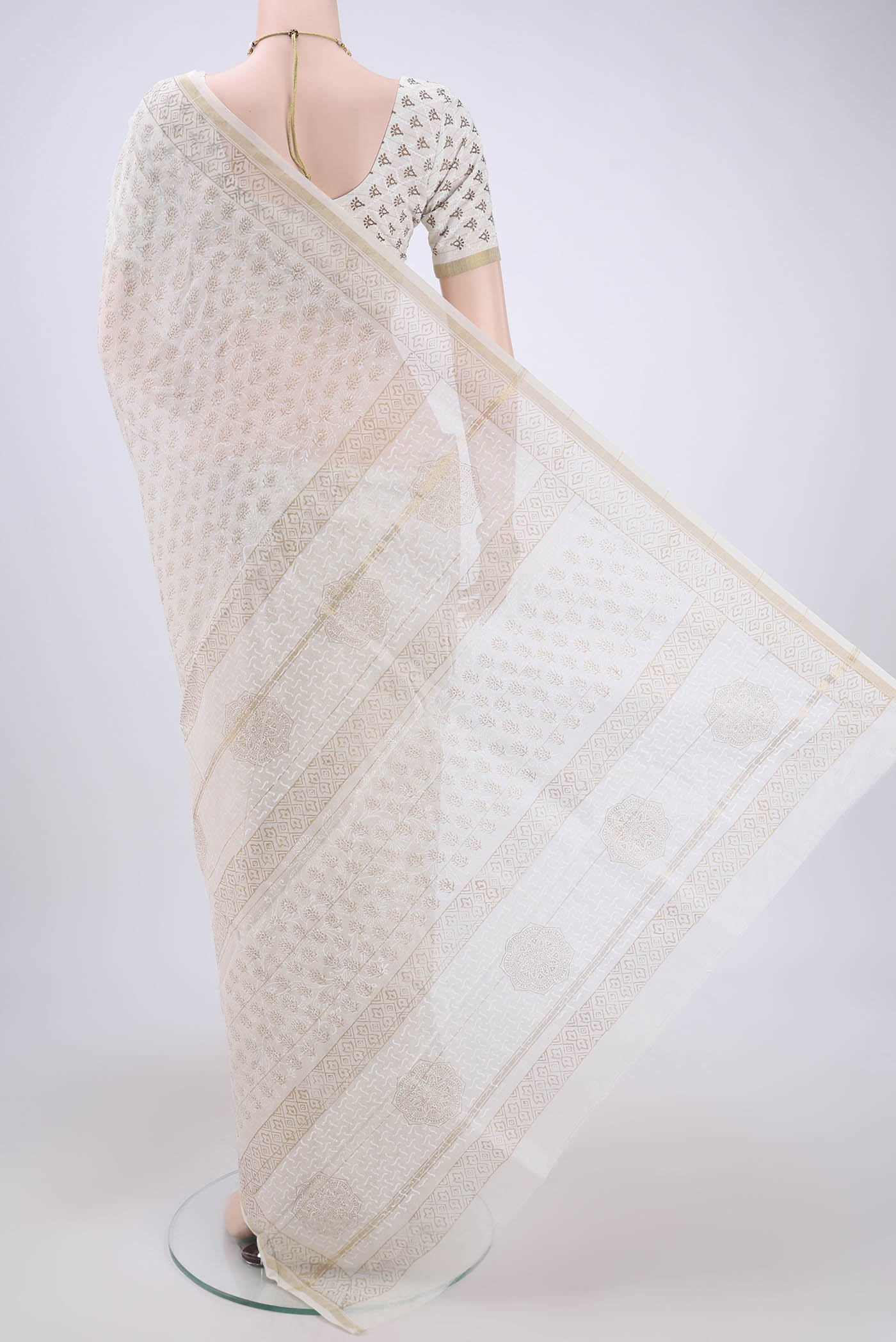 Flat view of Off White Maheshwari Silk Cotton Saree with Batik Print on the body and Zari Border. 