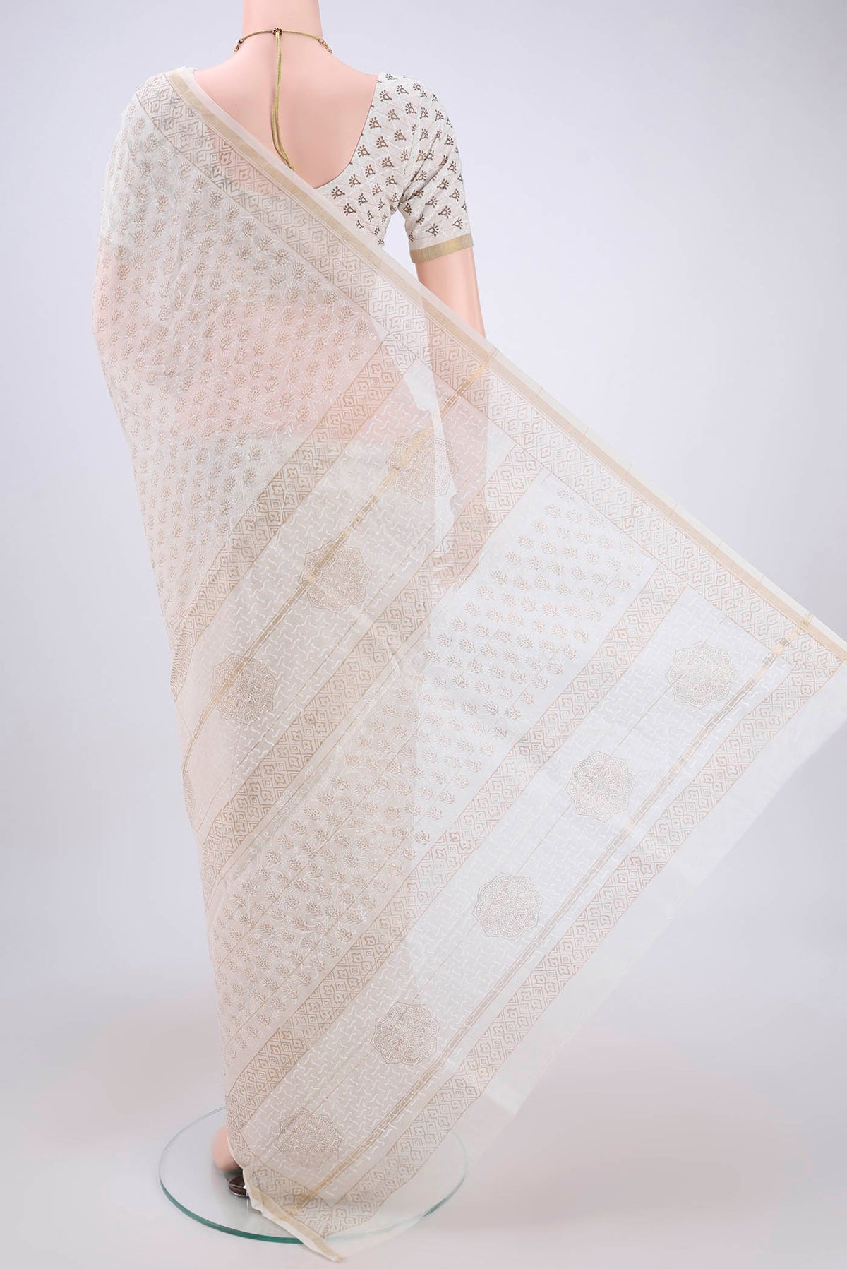 Flat view of Off White Maheshwari Silk Cotton Saree with Batik Print on the body and Zari Border. 