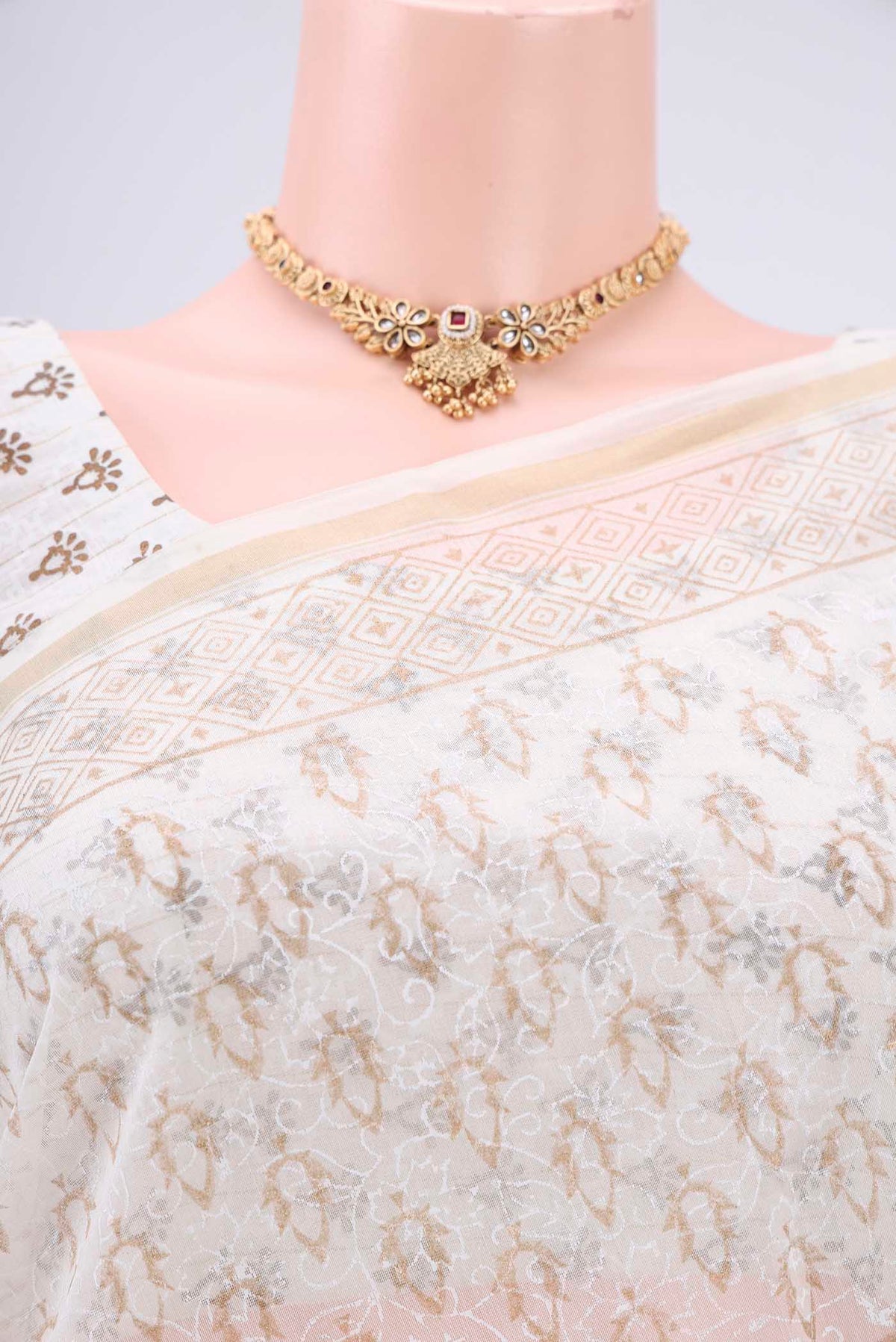 Border image of Off White Maheshwari Silk Cotton Saree with Batik Print on the body and Zari Border. 