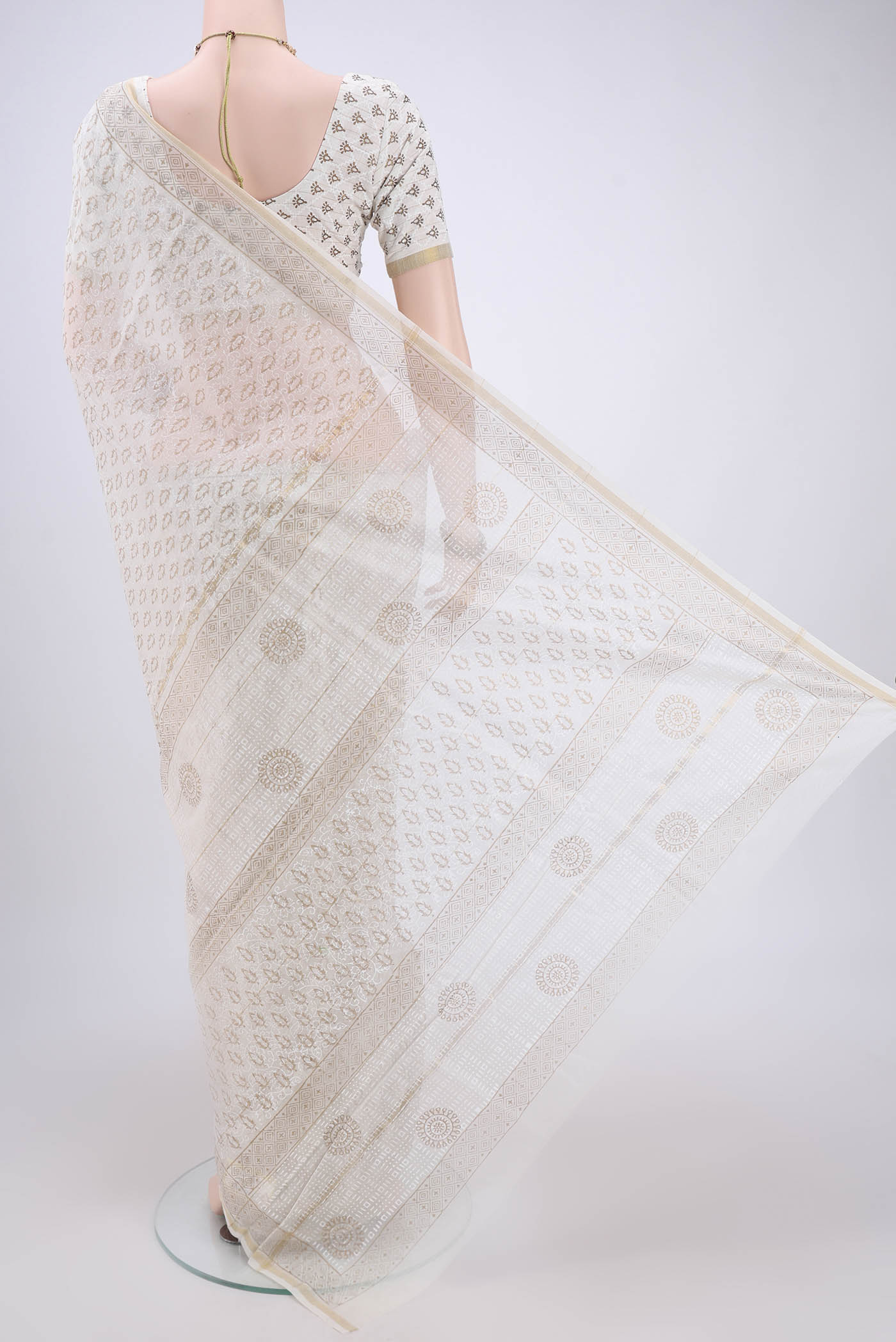 Flat view of Off White Maheshwari Silk Cotton Saree with Batik Print on the body and Zari Border. 