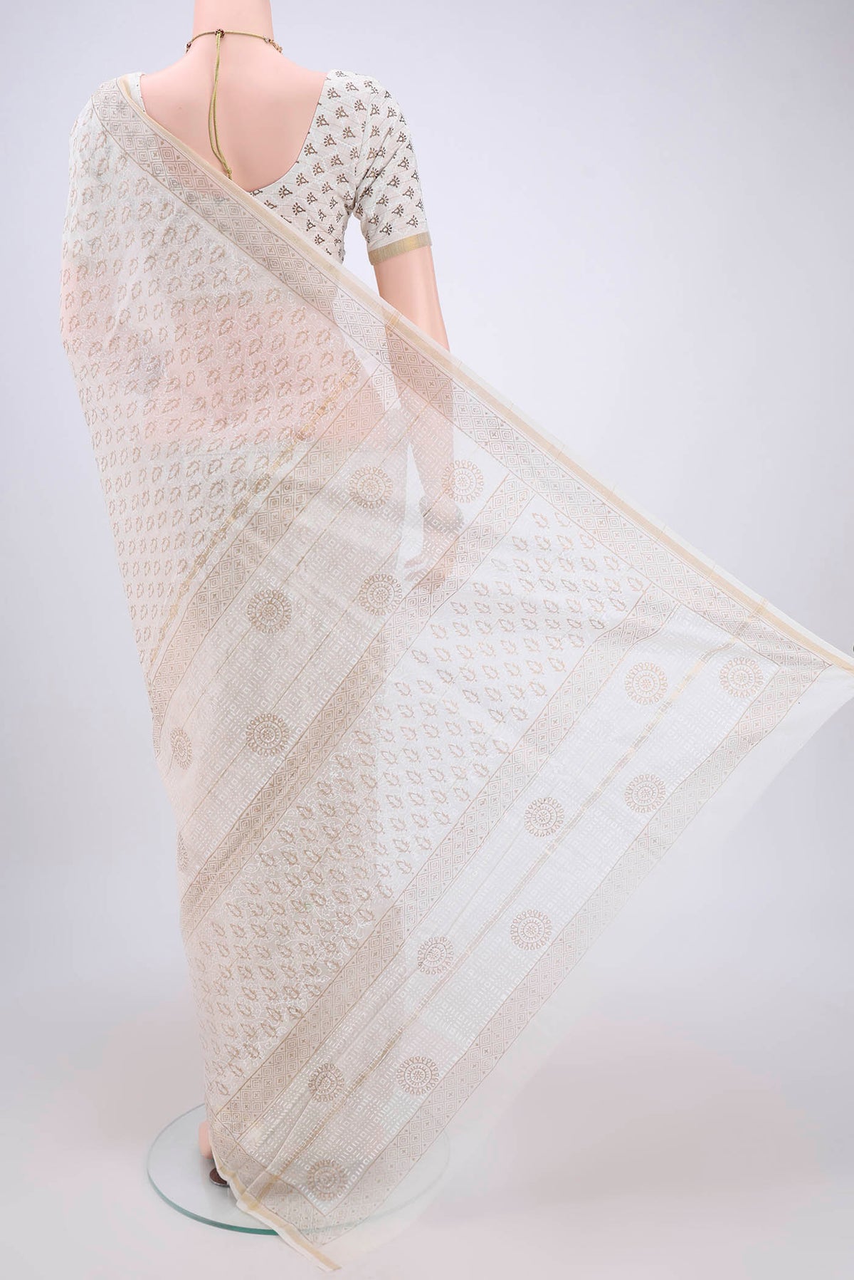 Flat view of Off White Maheshwari Silk Cotton Saree with Batik Print on the body and Zari Border. 