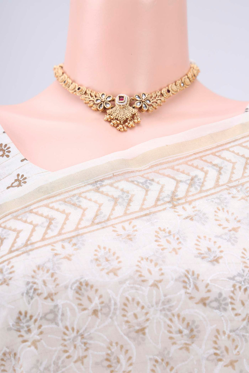 Border image of Off White Maheshwari Silk Cotton Saree with Batik Print on the body and Zari Border. 