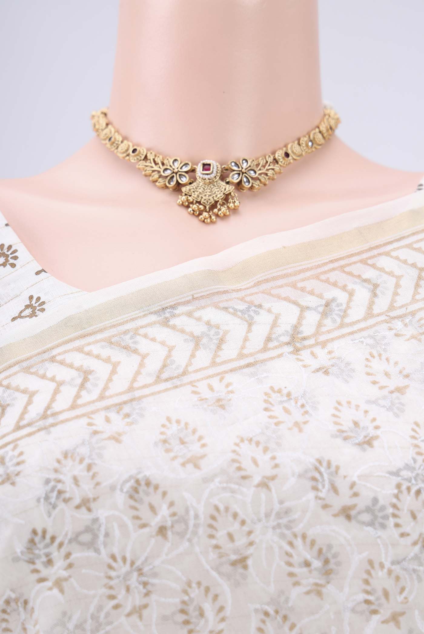Border image of Off White Maheshwari Silk Cotton Saree with Batik Print on the body and Zari Border. 
