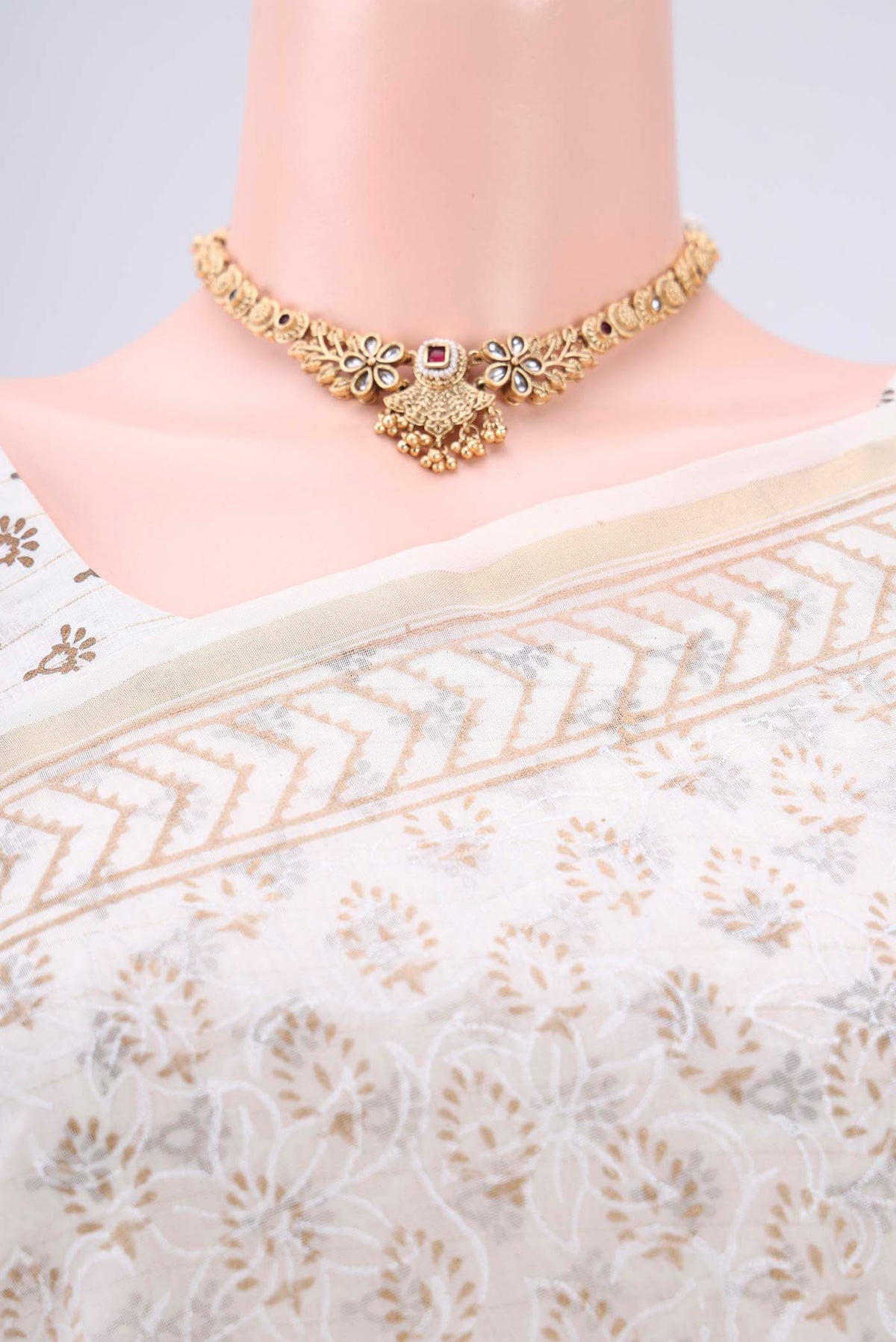 Border image of Off White Maheshwari Silk Cotton Saree with Batik Print on the body and Zari Border. 